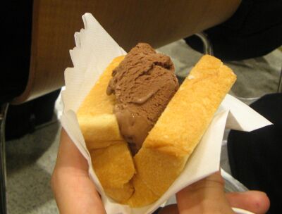 Bread with chocolate ice-cream - CHOCOLATE ME P.118